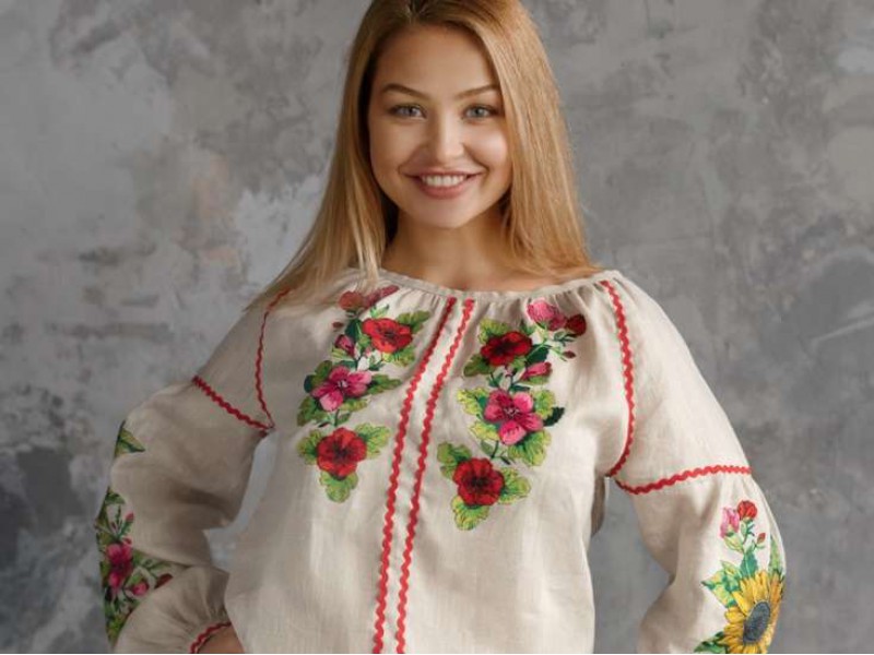 Embroidered shirt with flowers