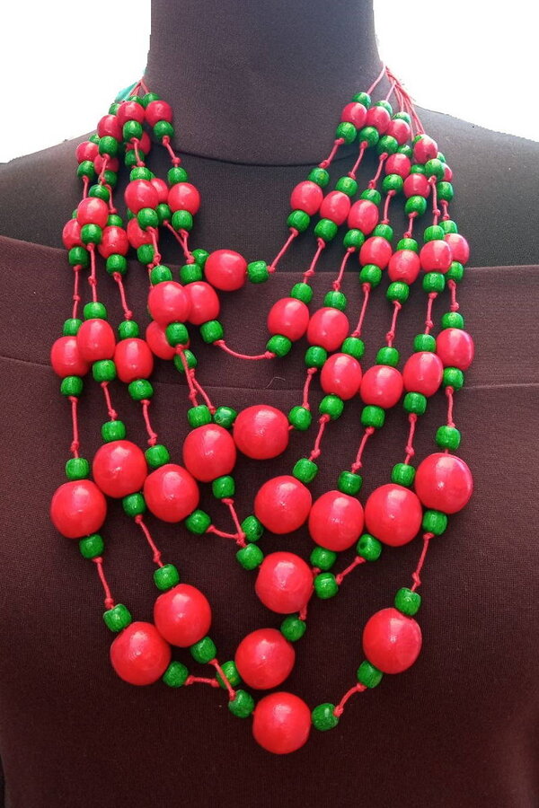 Red-green wooden necklace