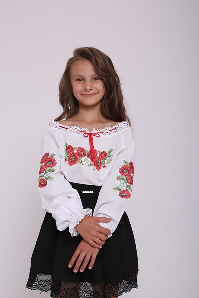 Маки вишиванка для дівчинки білого кольору 