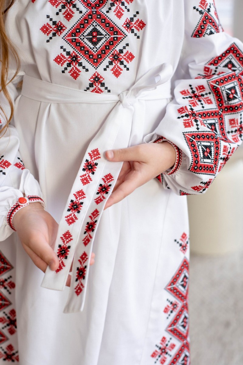 Льняное детское платье-вышиванка с цветочным орнаментом на длинном рукаве.