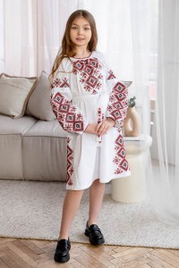 Льняное детское платье-вышиванка с цветочным орнаментом на длинном рукаве.