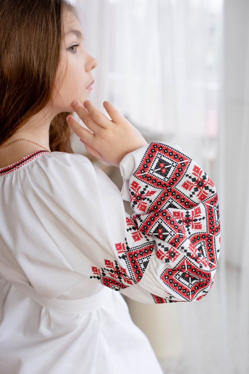 Льняное детское платье-вышиванка с цветочным орнаментом на длинном рукаве.