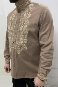 Embroidered men's shirt with oak leaf pattern in beige-green cross-stitch.