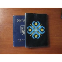 Вышитая кожаная обложка для паспорта