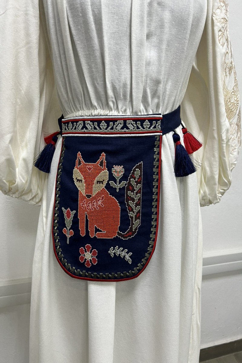 The embroidered wallet with the Fox belt