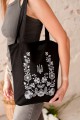 Сумка Bag Shopper Elderberry? Сумка-шоппер из плотного хлопка, украшенная вышивкой.