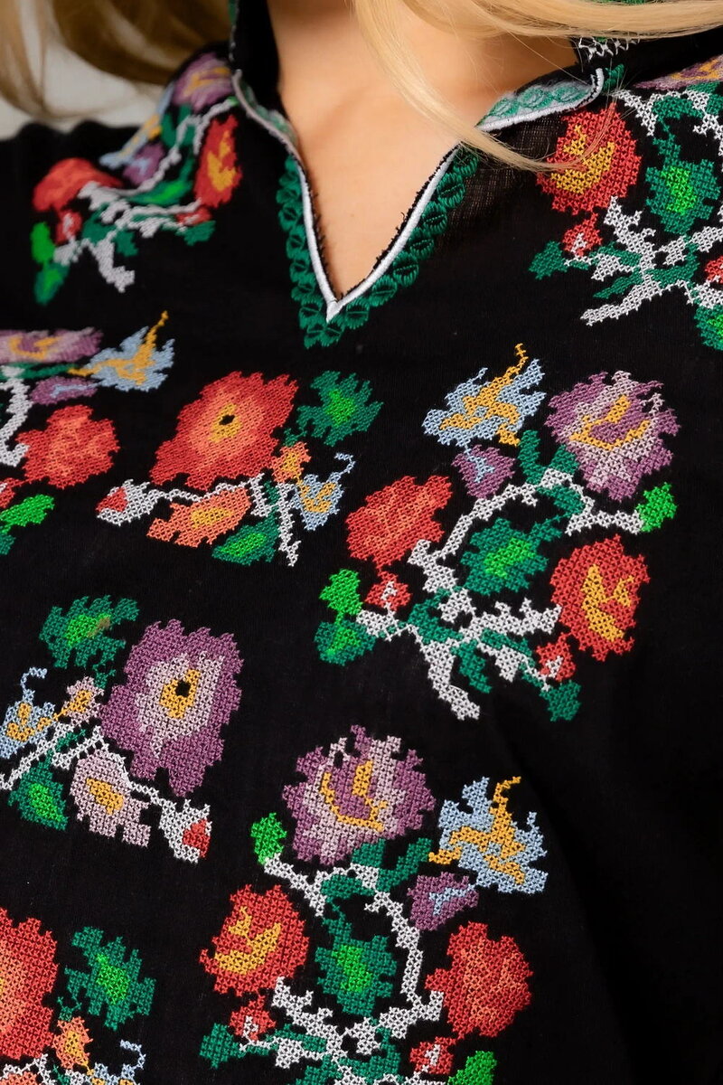 Embroidered shirt with a floral ornamentukeria black