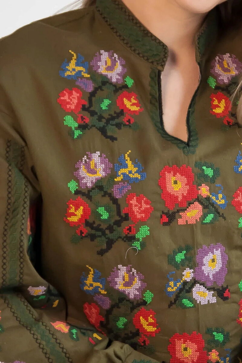 Embroidered shirt with floral ornamentukeria khaki