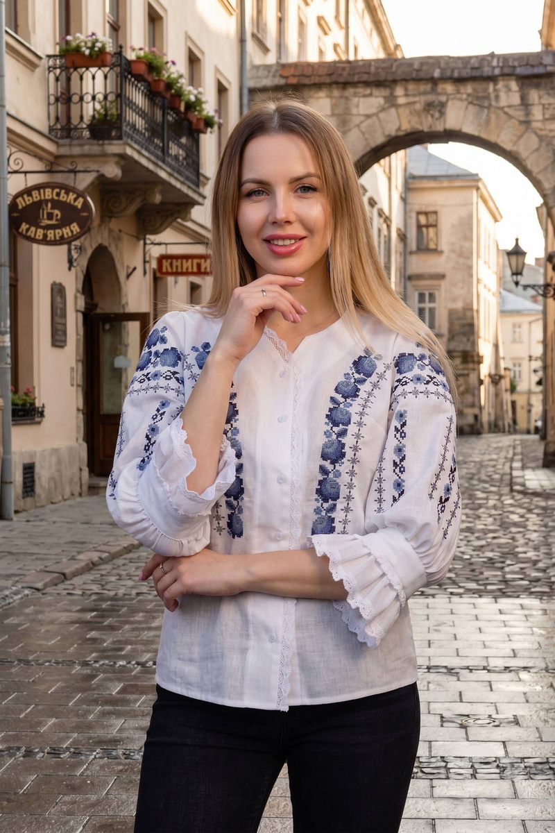 Вишиванка жіноча біла з ніжною синьою квітковою вишивкою Люція