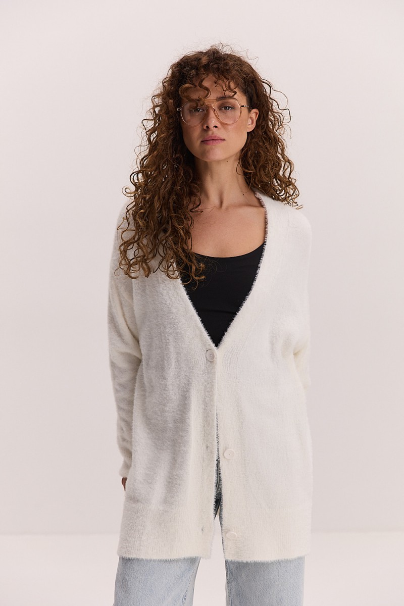 Жіночий в`язаний кардиган oversize молочний з пухнастої пряжі