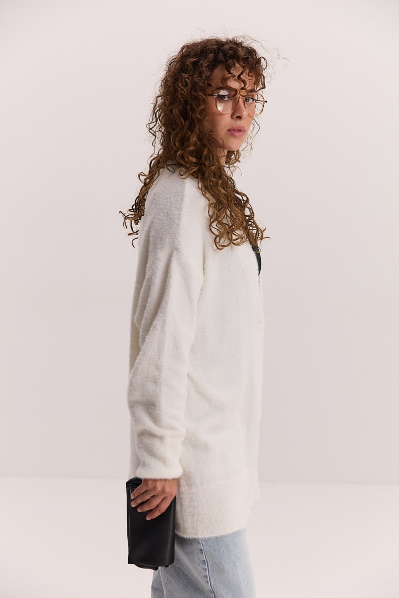 Жіночий в`язаний кардиган oversize молочний з пухнастої пряжі
