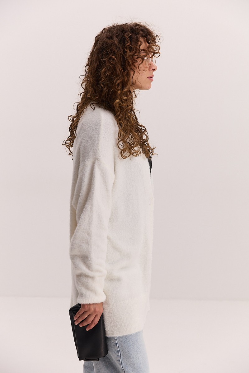 Жіночий в`язаний кардиган oversize молочний з пухнастої пряжі