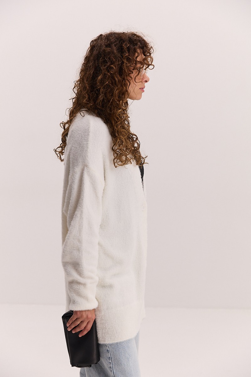 Жіночий в`язаний кардиган oversize молочний з пухнастої пряжі