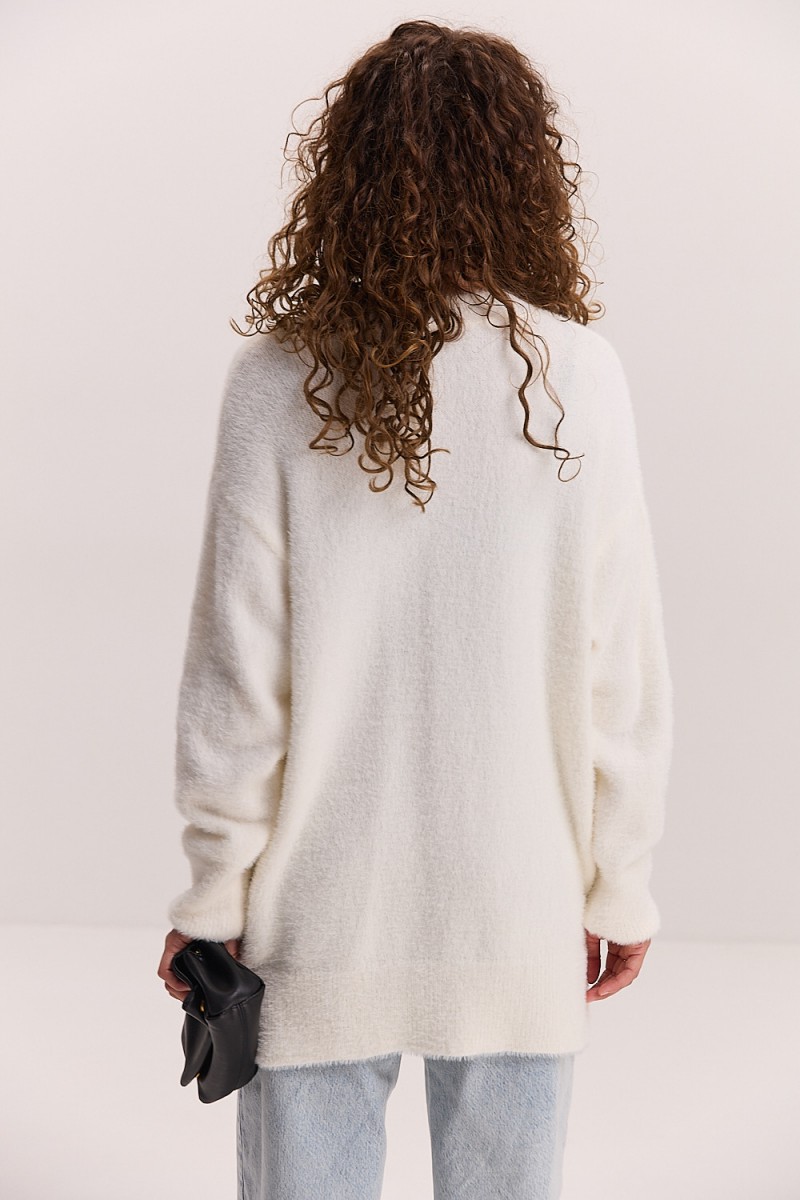 Жіночий в`язаний кардиган oversize молочний з пухнастої пряжі