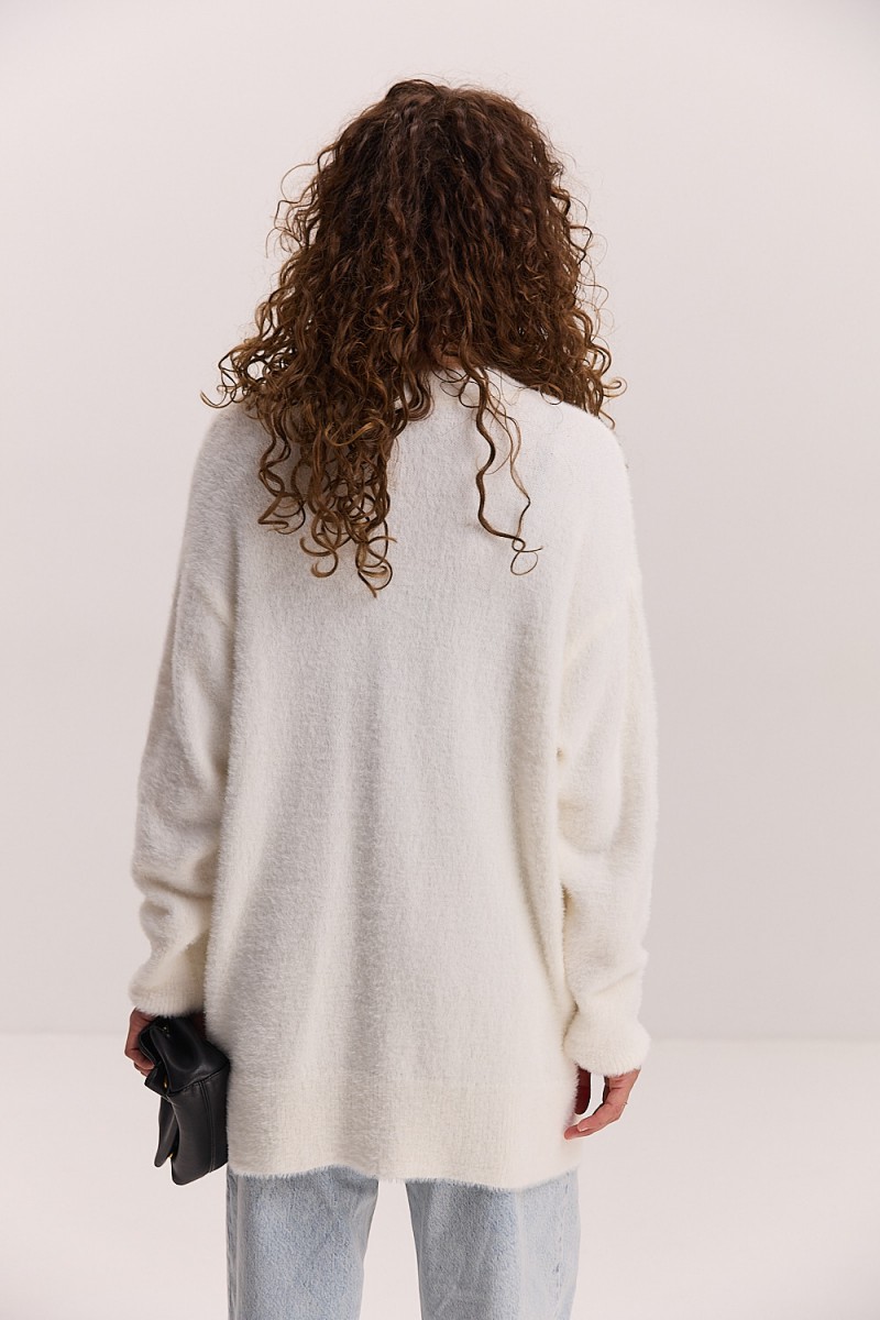 Жіночий в`язаний кардиган oversize молочний з пухнастої пряжі