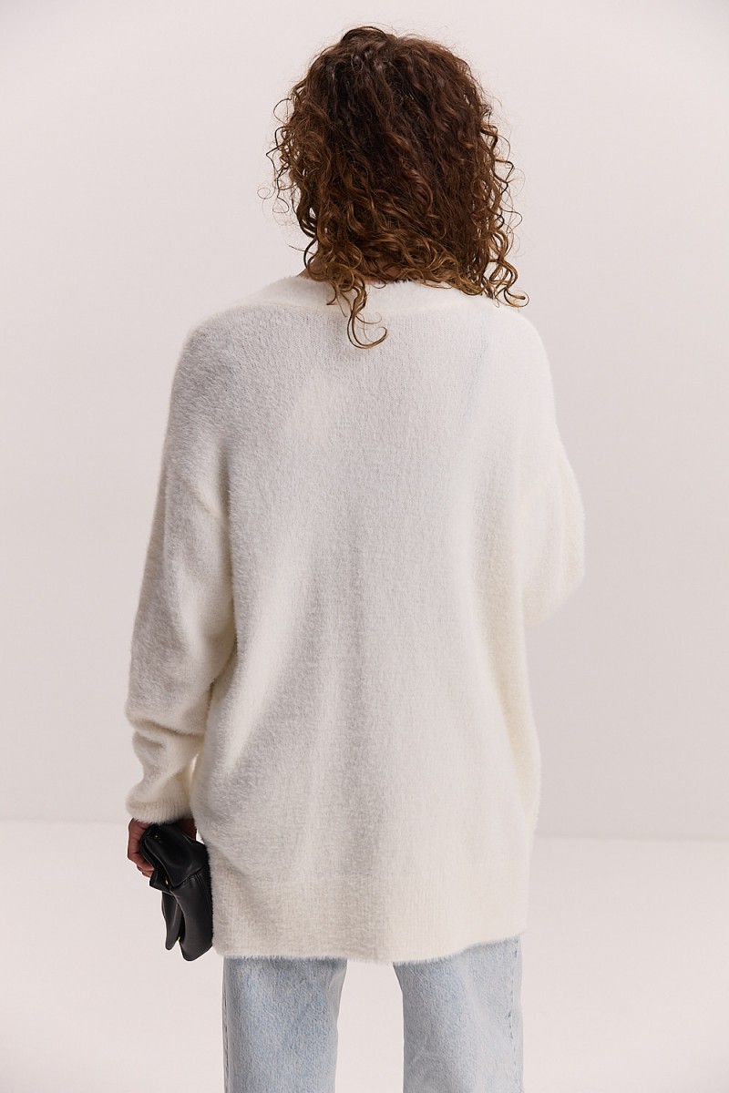 Жіночий в`язаний кардиган oversize молочний з пухнастої пряжі