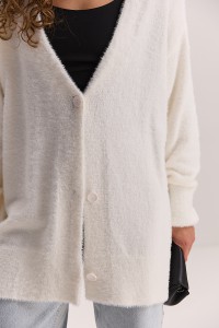 Жіночий в`язаний кардиган oversize молочний з пухнастої пряжі