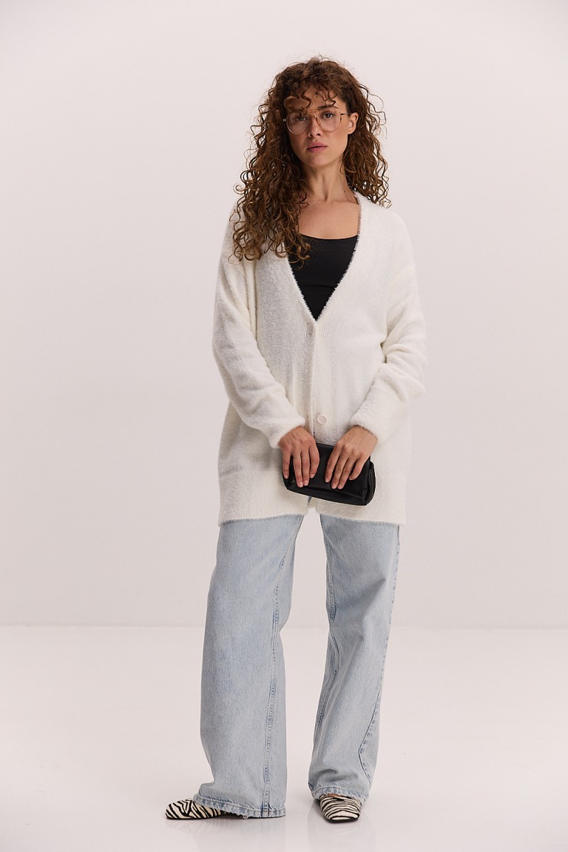 Жіночий в`язаний кардиган oversize молочний з пухнастої пряжі