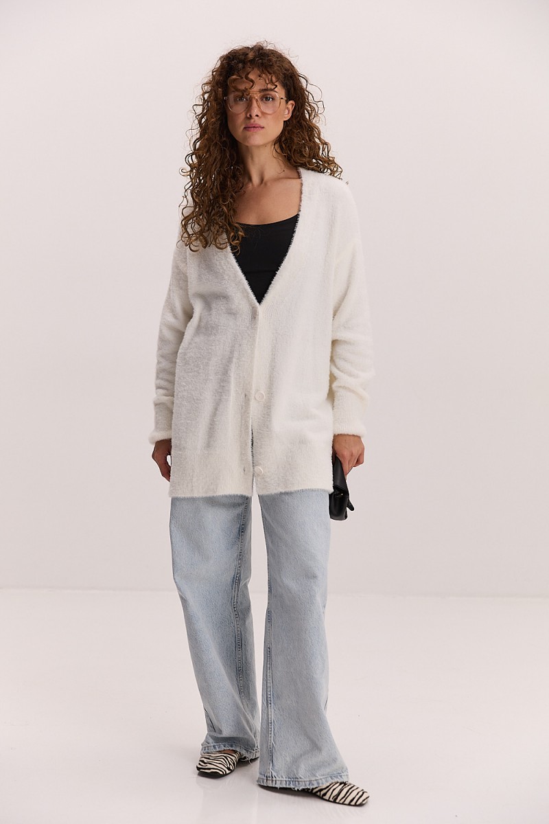 Жіночий в`язаний кардиган oversize молочний з пухнастої пряжі
