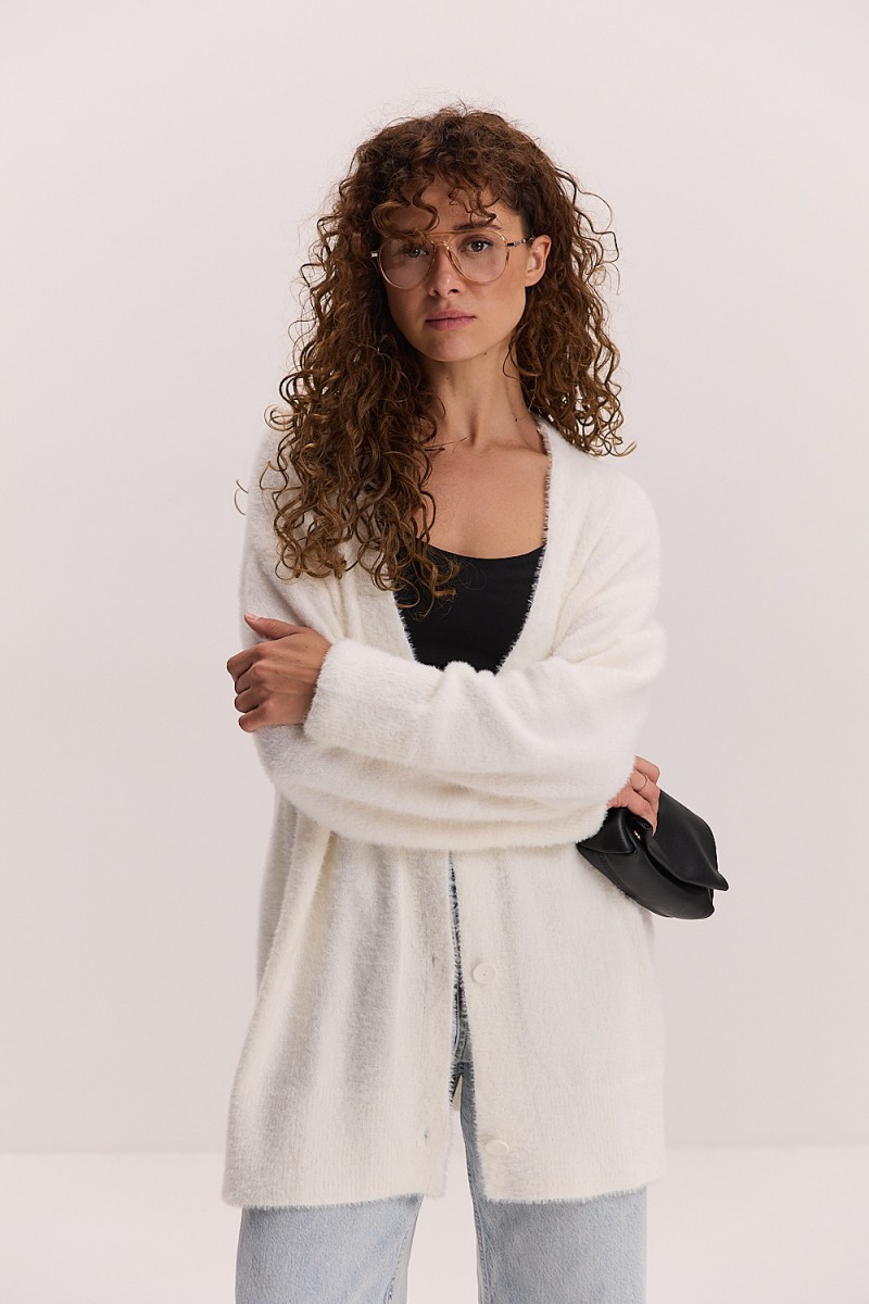 Жіночий в`язаний кардиган oversize молочний з пухнастої пряжі