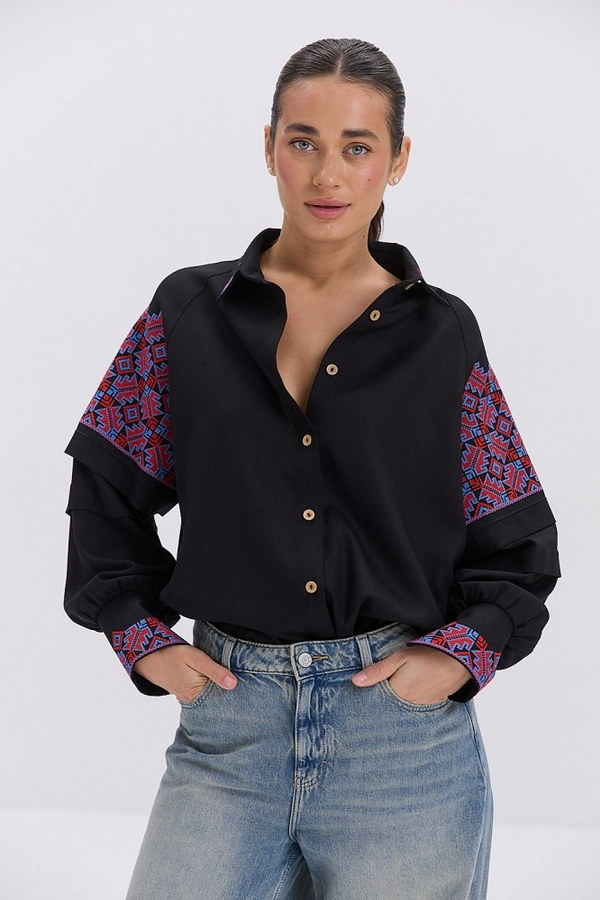 Black embroidered shirt with a turn-down collar “Horyslava”