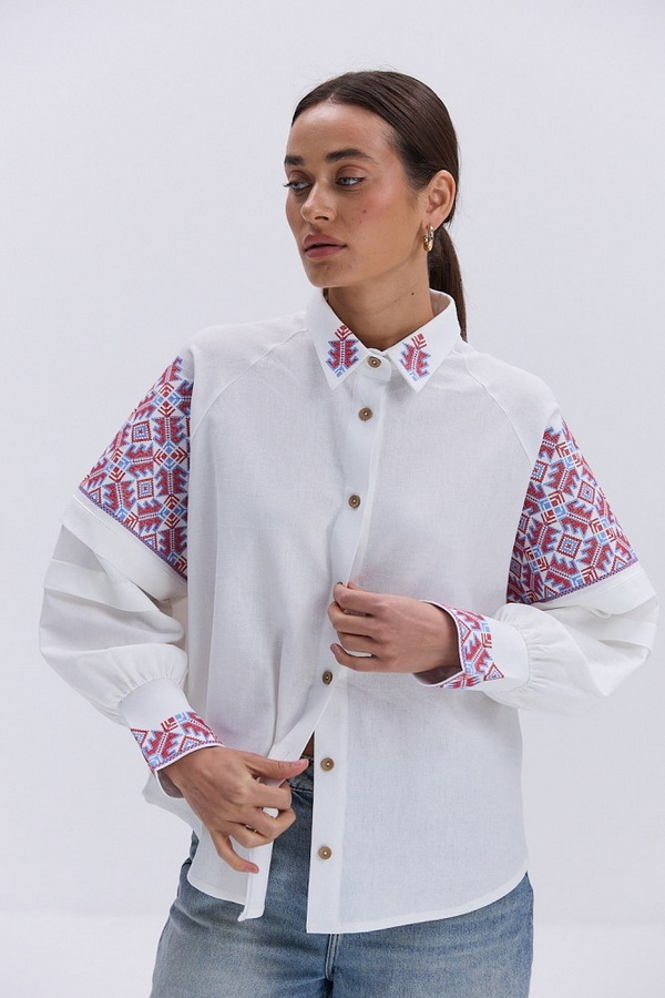 Milk-colored embroidered shirt with a turn-down collar "Horyslava"
