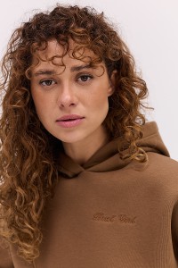 Жіноче утеплене худі коричневе з вишивкою That girl