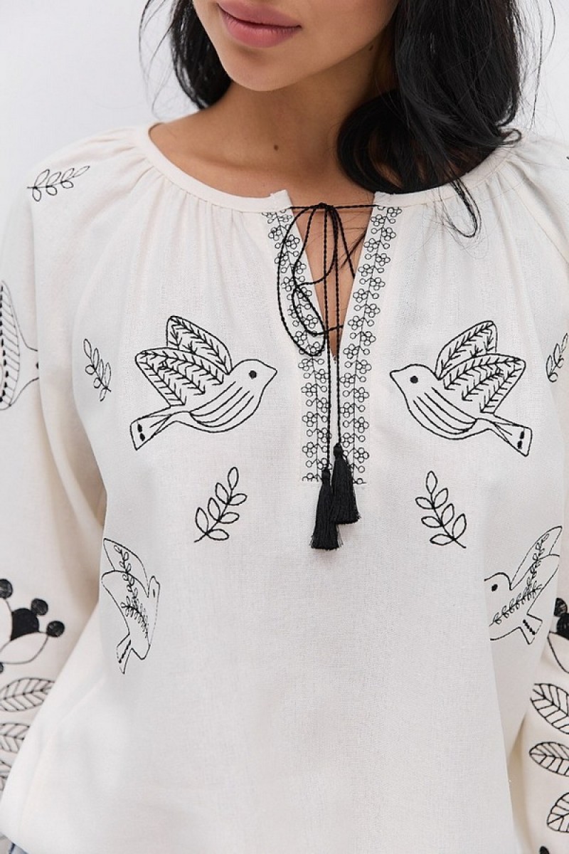 Жіноча молочна вишиванка з чорною вишивкою Соловей  S Жіноча молочна вишиванка з чорною вишивкою Соловей  S