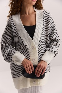 В`язаний жіночий кардиган oversize молочний з темно-шоколадним візерунком «ялинка»