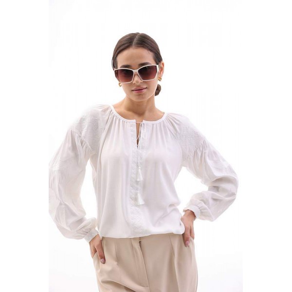 Women's embroidered white shirt with milky swallows