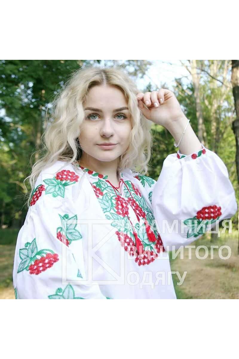 Женская вышиванка с вышивкой «Красная калина»
