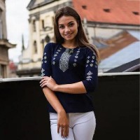 Синяя женская рубашка с 3/4 рукавом и вышивкой в орнаменте.