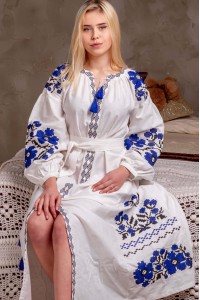 Parisian bouquet, white dress with blue embroidery