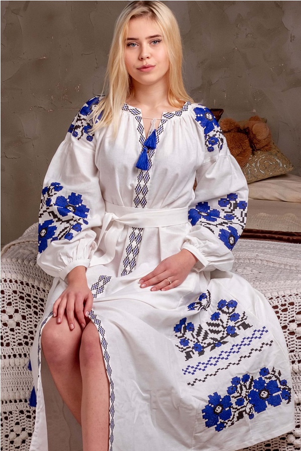 Сукня біла з синьою вишивкою Паризький букет