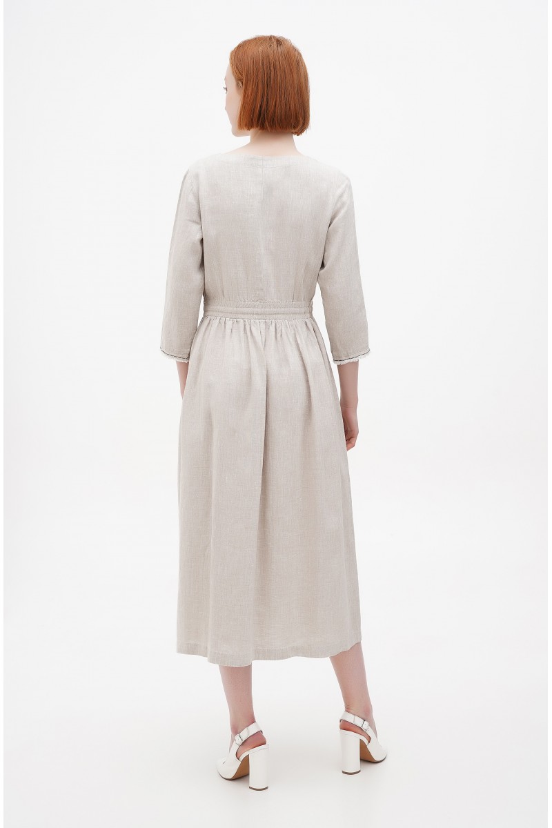 Синее платье, вышитое оржицей.