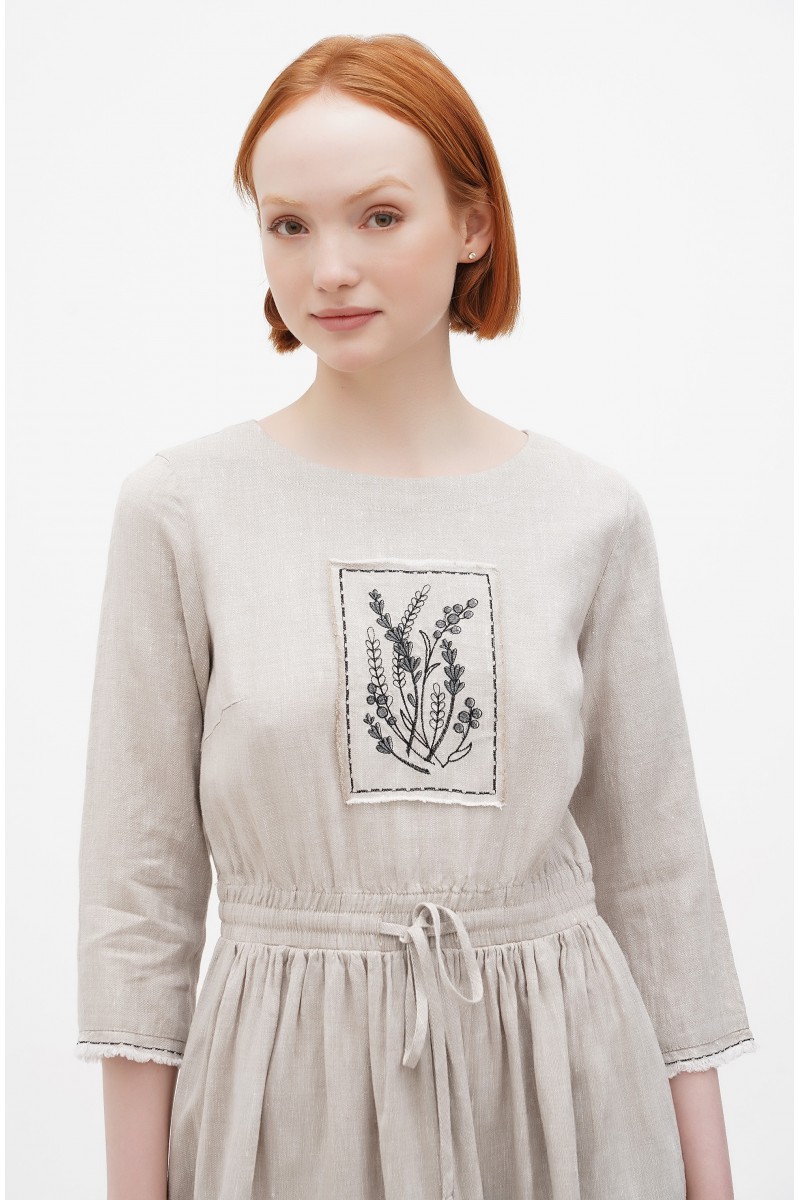 Синее платье, вышитое оржицей.