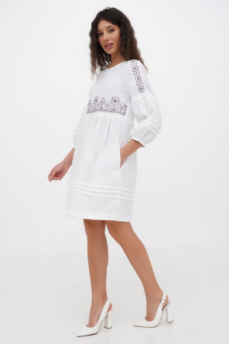 Dress made of fine white linen with Pectoral embroidery: an elegant choice!