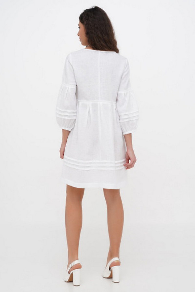 Dress made of fine white linen with Pectoral embroidery: an elegant choice!