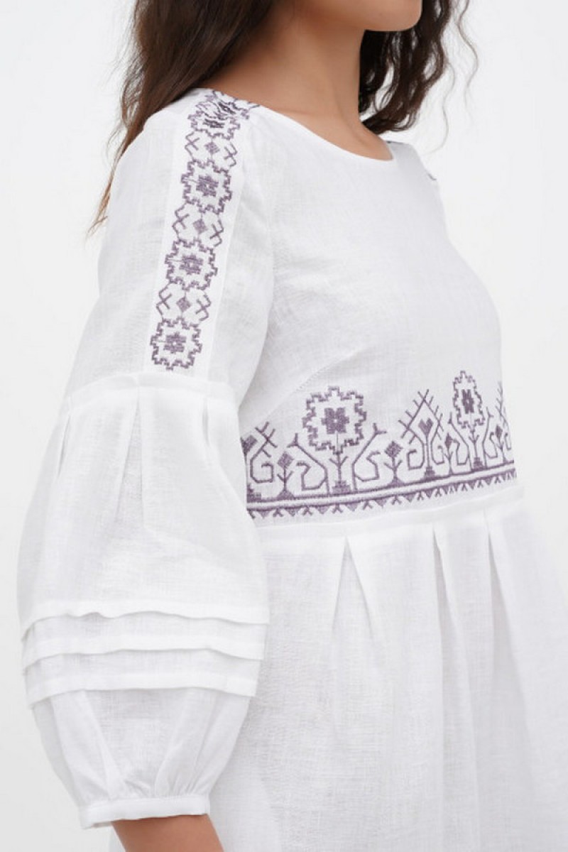 Dress made of fine white linen with Pectoral embroidery: an elegant choice!