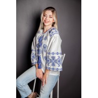 Белая вышитая рубашка Карина с голубой вышивкой.