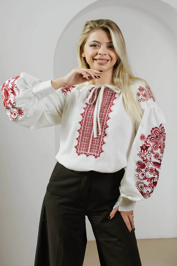 Біла вишиванка Цвіта з червоною вишивкою