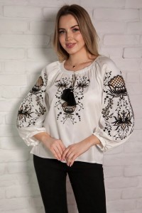 Вишиванка молочна жіноча з чорною вишивкою Ніжність