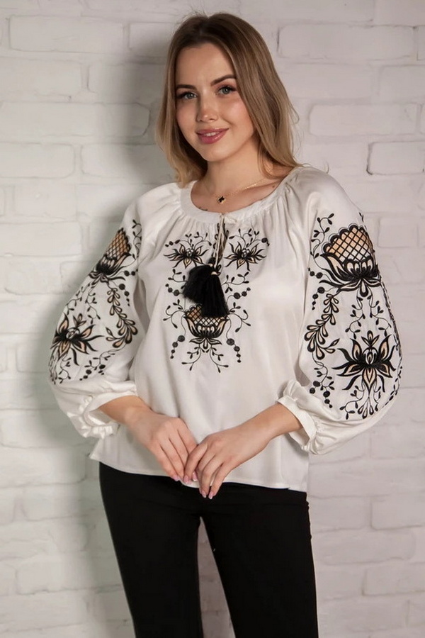 Вишиванка молочна жіноча з чорною вишивкою Ніжність
