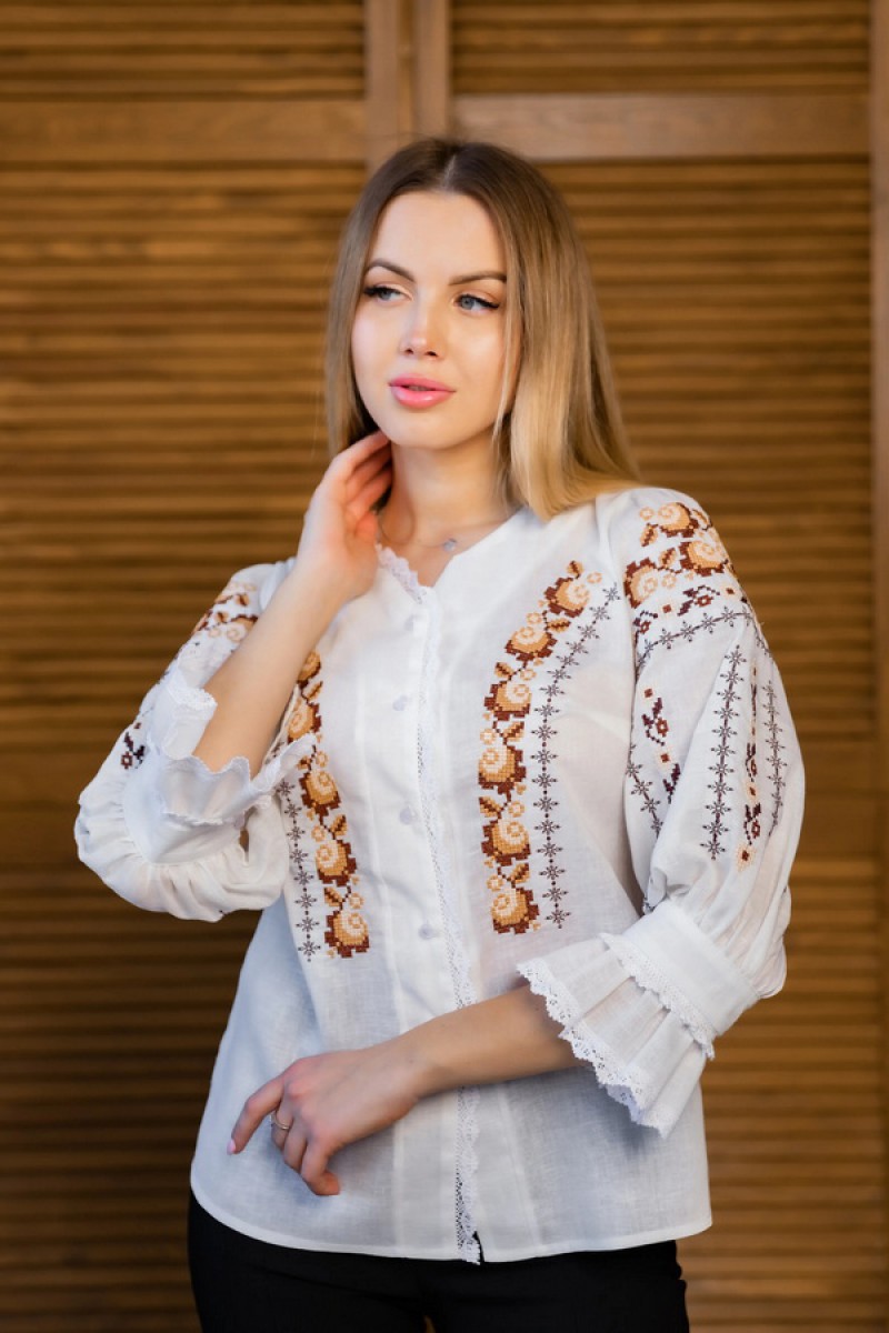 Женская белая вышиванка с нежной цветочной вышивкой Люция, M