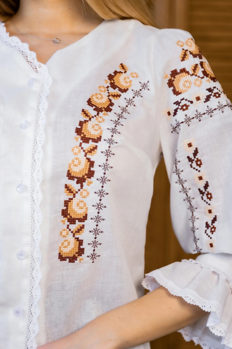 Женская белая вышиванка с нежной цветочной вышивкой Люция, M
