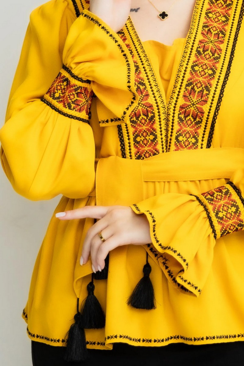 Женская горчичная вышиванка с вышивкой Мерелин