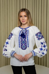 Белая вышитая рубашка с синим орнаментом Руслана, M