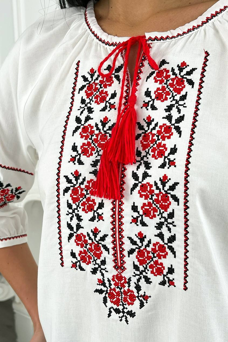 Белая вышиванка большого размера "Трояндочки"
