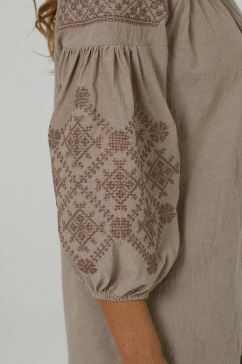 Бежевая вышиванка с орнаментом «Краса» (жатый батист)