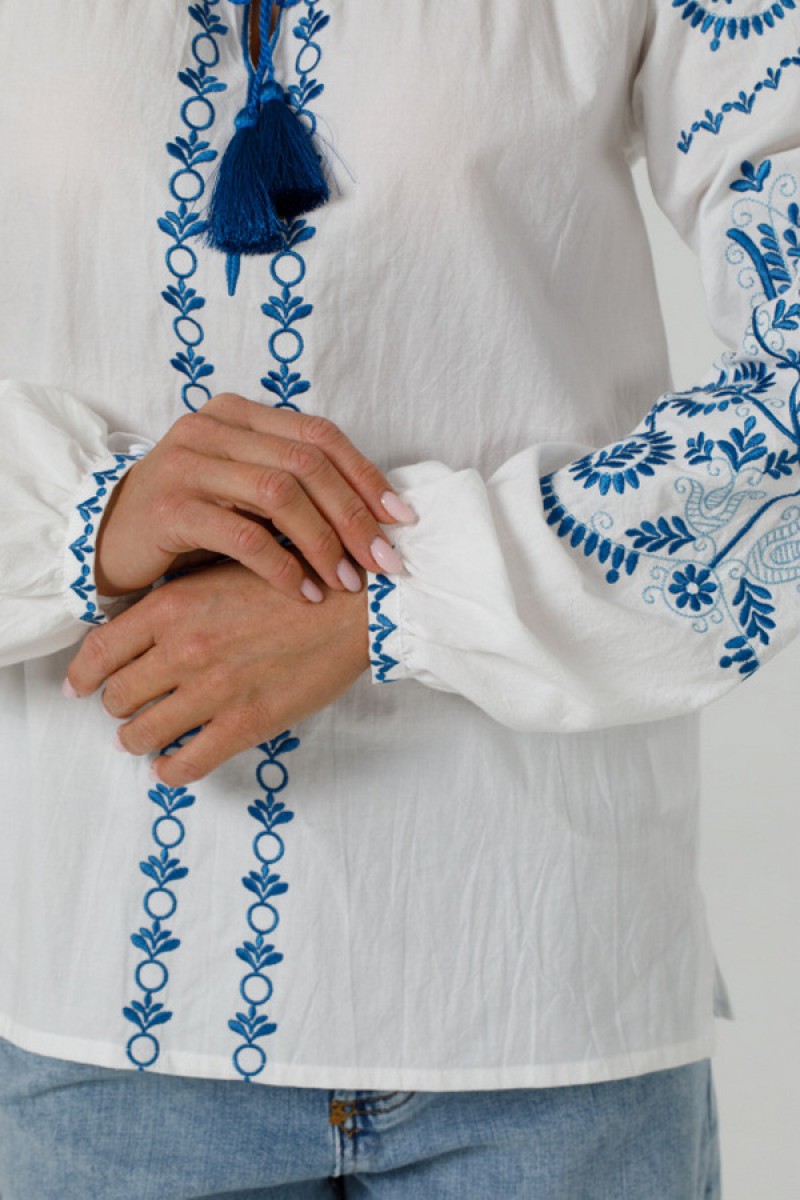 Белая вышиванка с синим орнаментом, Цветана (жатый батист, белый)